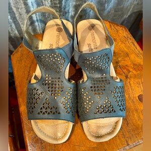 Remonte woman’s sandals size 7.5!  Has a soft comfy sole! Easy slip on!
